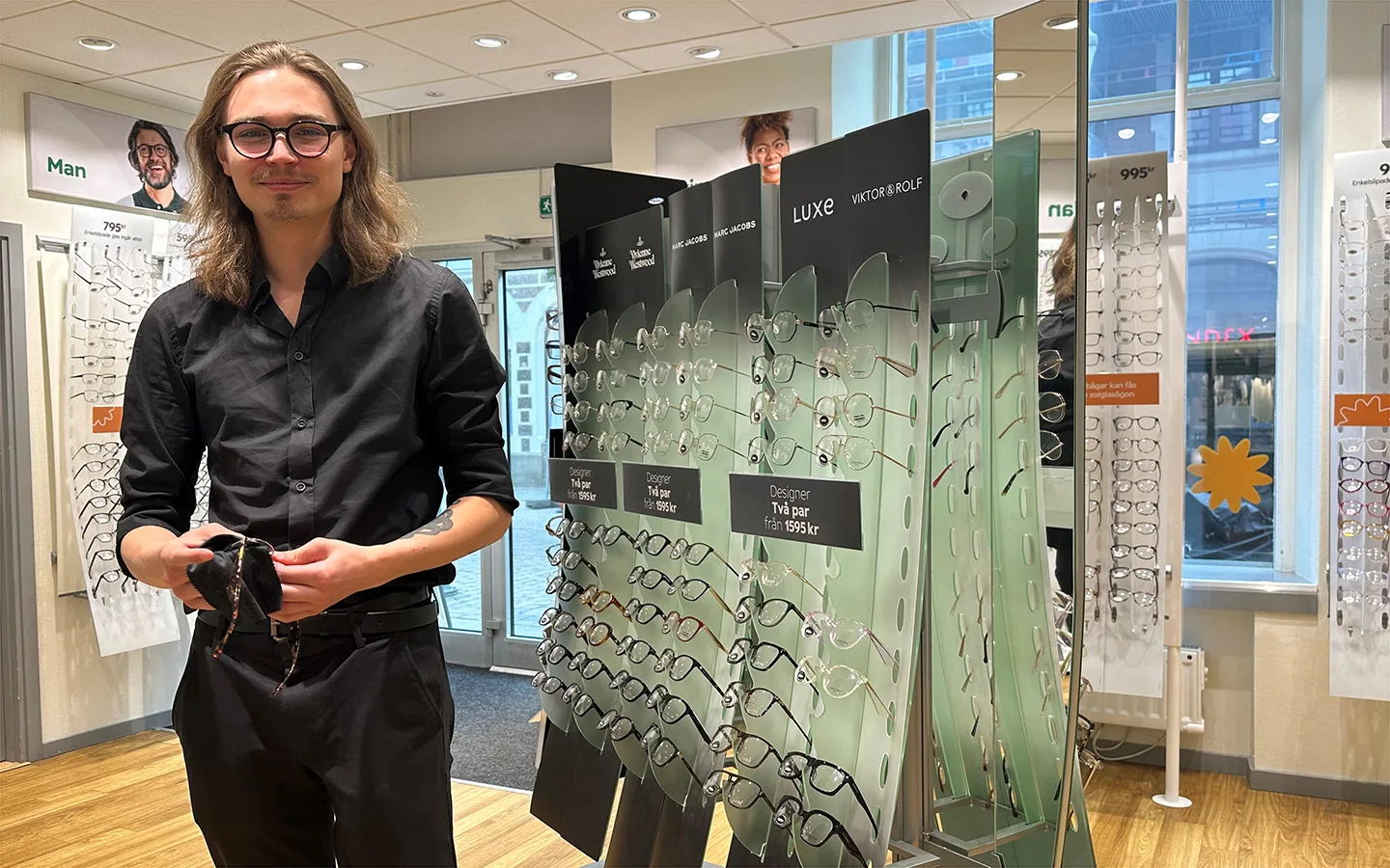 Optikerassistent Isaac Morten i en optikerbutik.