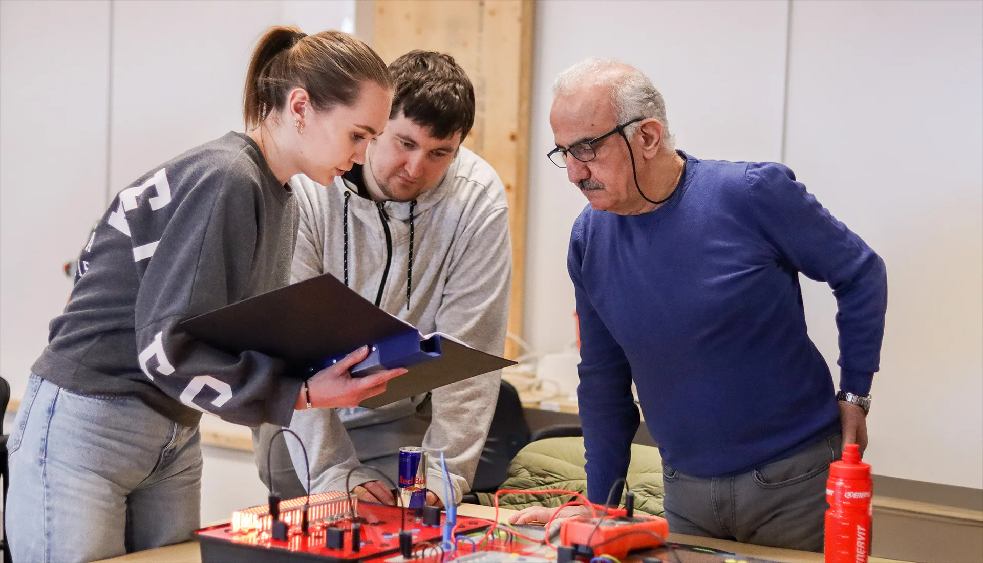 Studerande och föreläsare arbetar praktiskt i utbildningen Underhållstekniker.