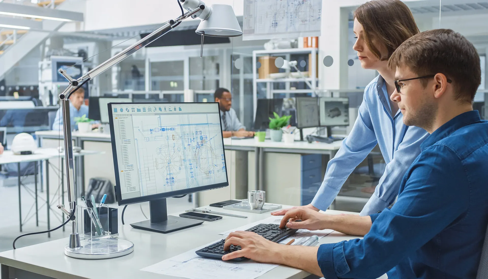 Studerande på utbildningen VVS-ingenjör arbetar på dator.