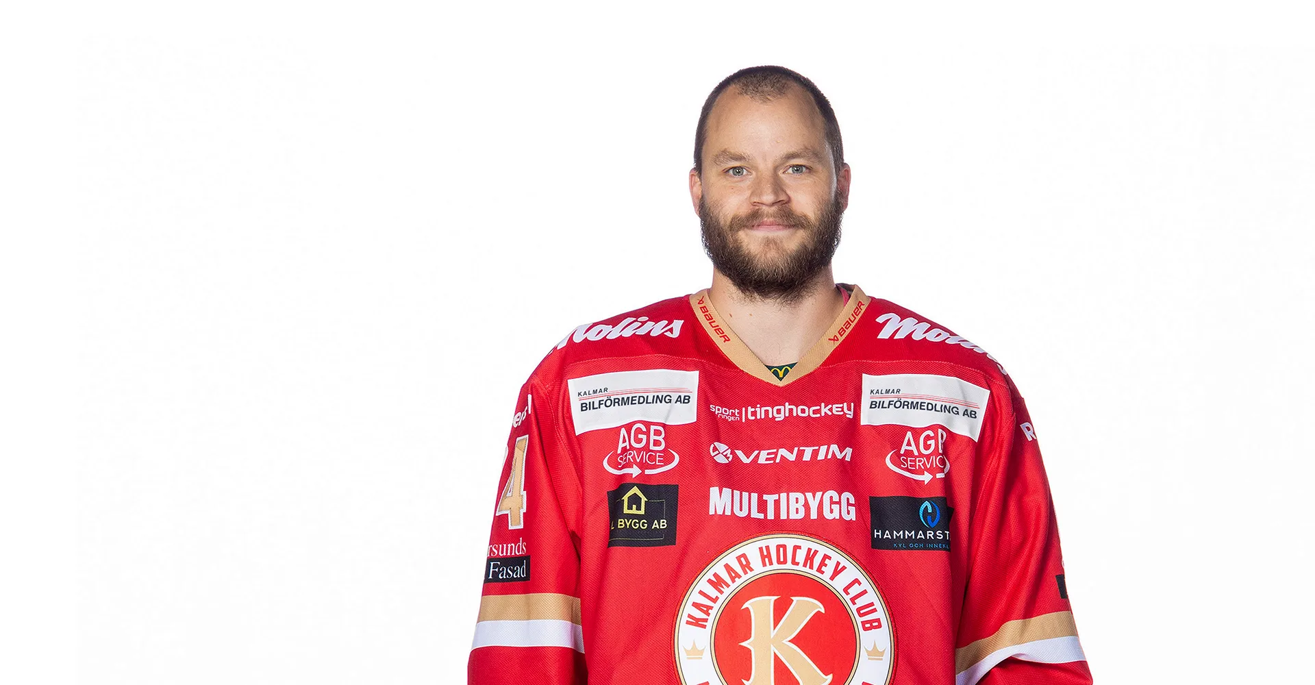 Jimmy Andersson står med Kalmar Hockey Clubs matchtröja. Bakgrunden är vit