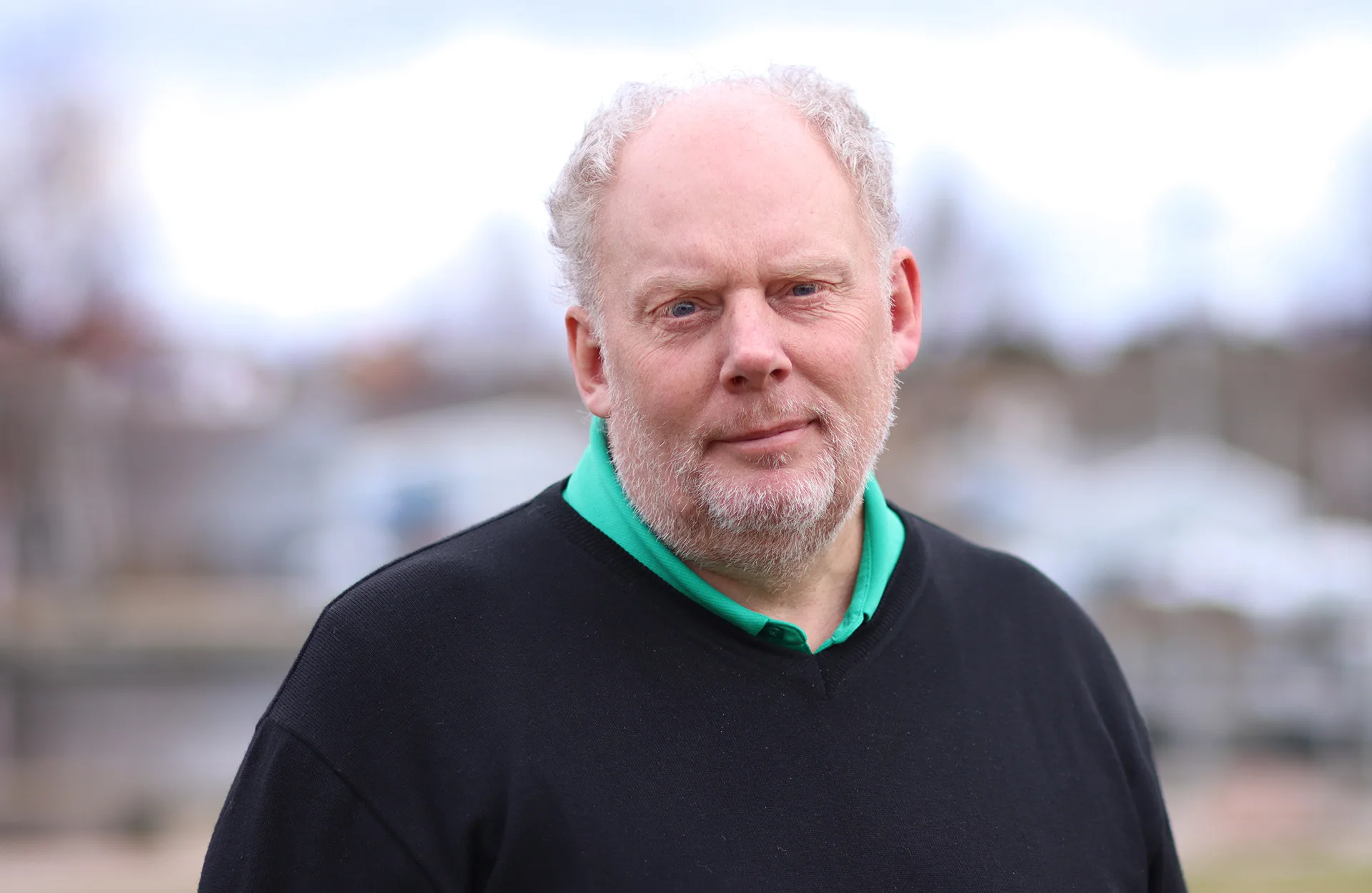 Matts Spångberg står utomhus och tittar in i kameran.