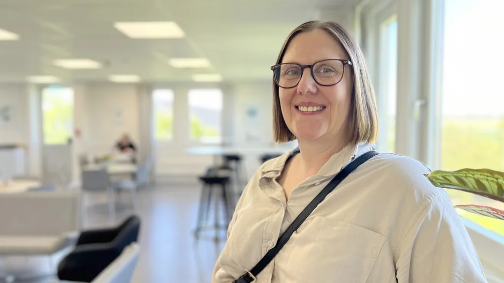 Maria Ahlberg som validerade sin kunskap genom YH-flex står i TUCs lokaler och tittar in i kameran med ett leende på läpparna