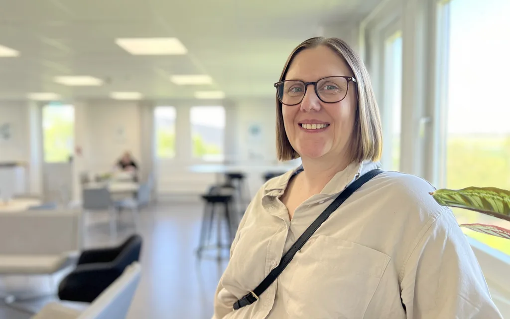 Maria Ahlberg som validerade sin kunskap genom YH-flex står i TUCs lokaler och tittar in i kameran med ett leende på läpparna