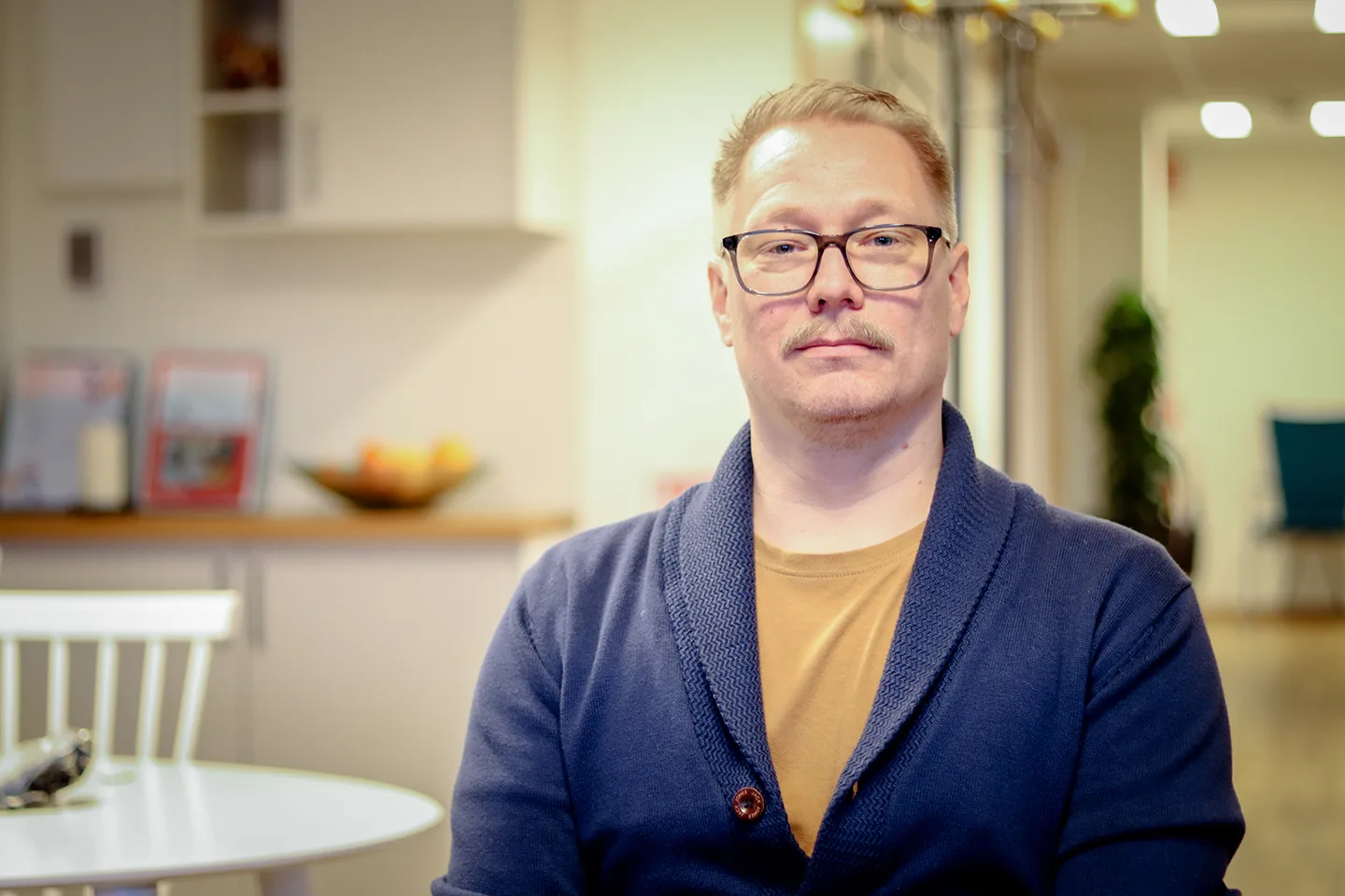 Årets TUC Alumn 2024 Dan Stjärnborg sitter i ett pesonalrum.