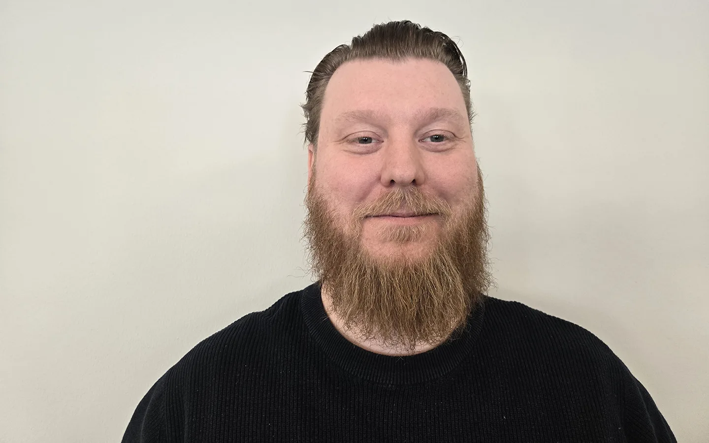 Halvbild på David Nilsson, med vit bakgrund, som läste till tullspecialist och som gick från studerande till LIA-handledare.