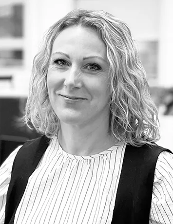 Porträttbild i svartvitt av utbildningsledare Emma Moberg