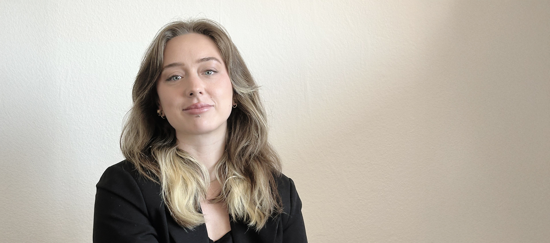 Porträttbild av Hilda Almgren mot en ljus bakgrund.