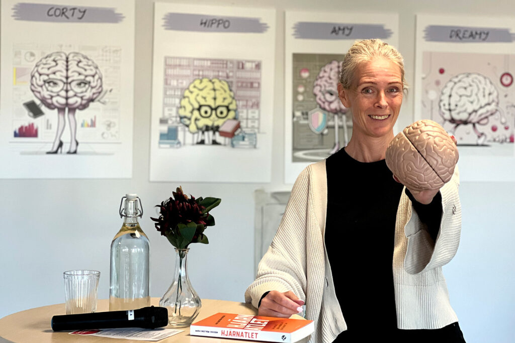 Maria Engström Eriksson står vänd mot