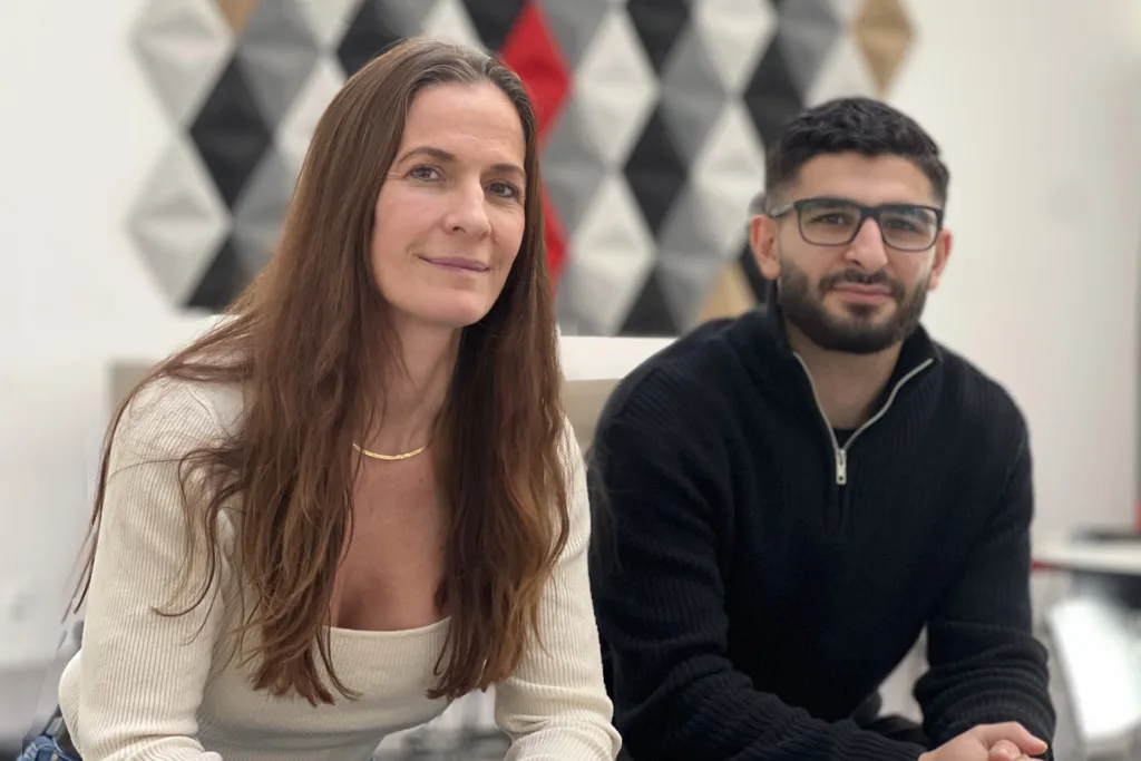 Mona Flygh och Wadih Hanna sitter i TUCs lokaler, De tittar in i kameran med neutralt ansiktsutryck. Mona är en 40-årig kvinna med rödbrunt, långt hår. Wadih Hanna är i 20-årsåldern och har mörkt, kort hår, skägg och mörka glasögon.