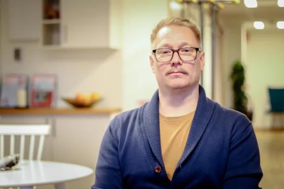 Dan Stjärnborg som är årets TUC Alumn 2024 sitter i ett personalrum och tittar in i kameran