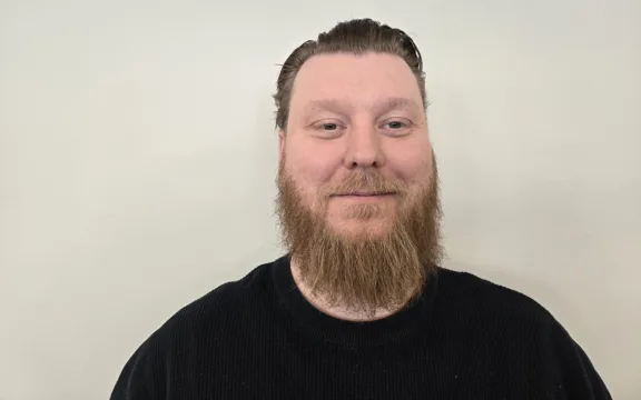 Halvbild på David Nilsson, tullspecialist, som gått från studerande till LIA-handledare